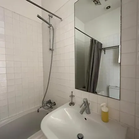 Quarto Com Wc Privativo Em Casa Partilhada Lisboa
